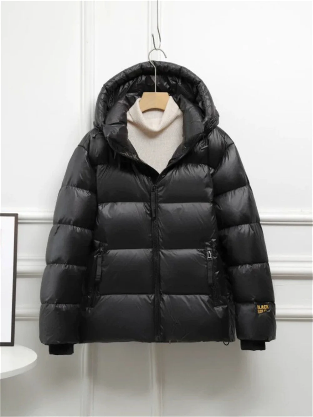 Black Gold Cotton Fashion and Unique Jacket women's Short Hooded 2025 New Winter Thick Bread Jacket Small Warm Cotton Jacket Top