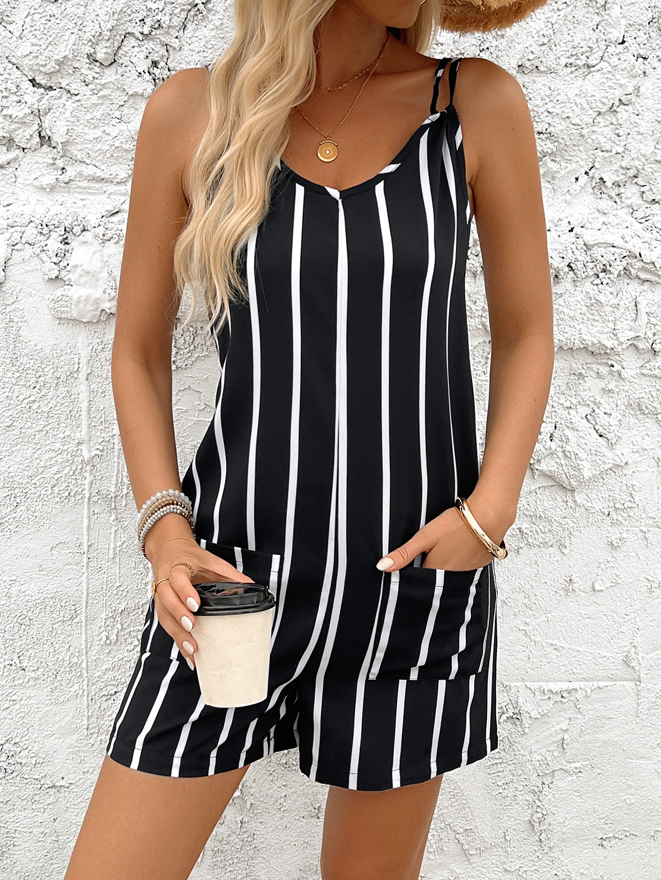 Fashion Women Summer Casual Sleeveless Adjustable Shoulder Strap Loose Rompers Women\'s Fashion Comfy Pocket Pants Shorts