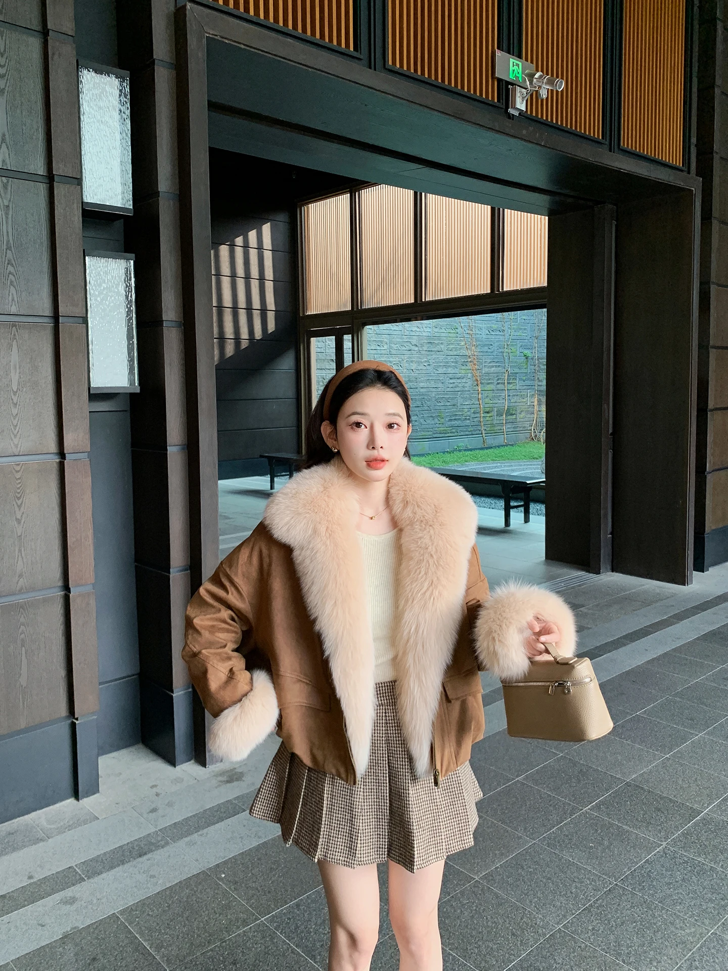 

Зимняя женская пуховая куртка с меховой подкладкой, удобная, легко чистится, теплая, с внутренней меховой отделкой, на молнии, без капюшона