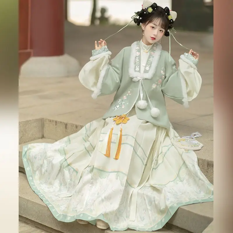 ชุด Hanfu ฤดูหนาวมีคอตั้งปักและความอบอุ่นอย่างหนา