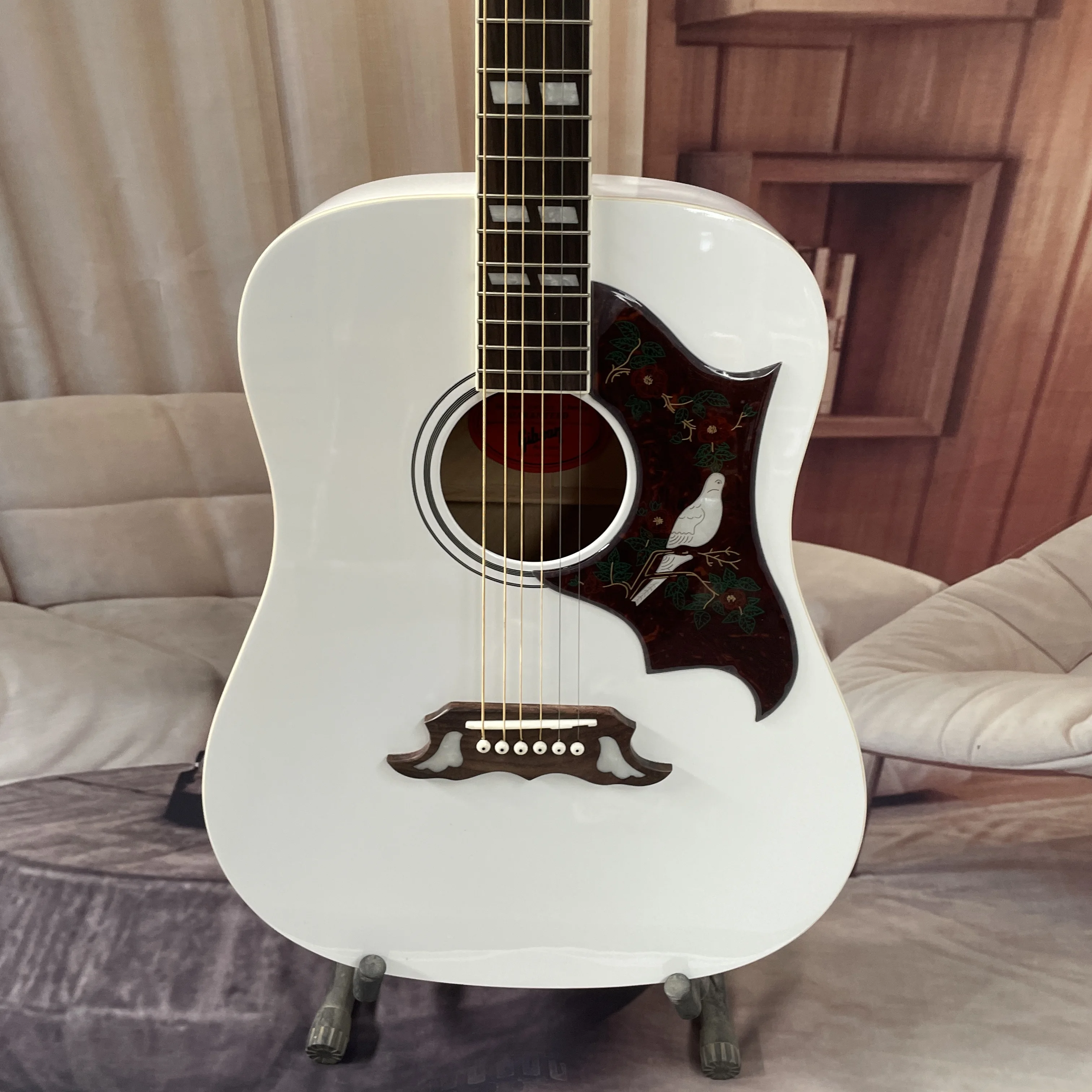 

6-струнная акустическая гитара с одной елочной верхней частью, грифом из палисандра, белым корпусом и черной защитой