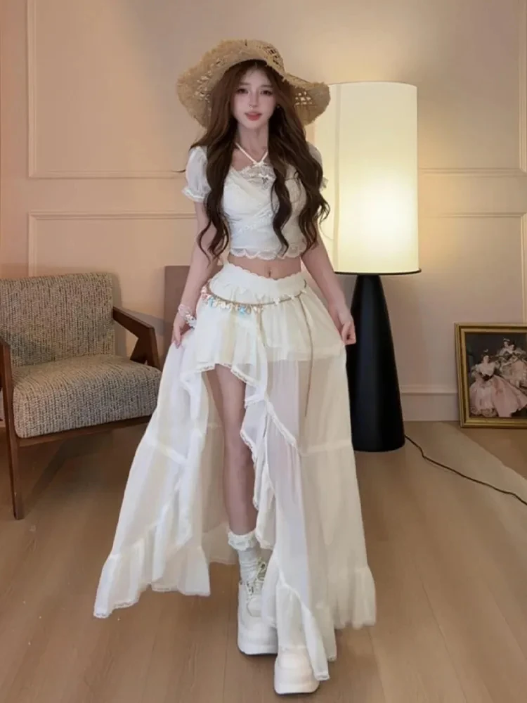 

Новый летний комплект 2026: укороченный кружевной топ-халтер и асимметричная юбка в пляжном стиле. Повседневный французский стиль для работы.