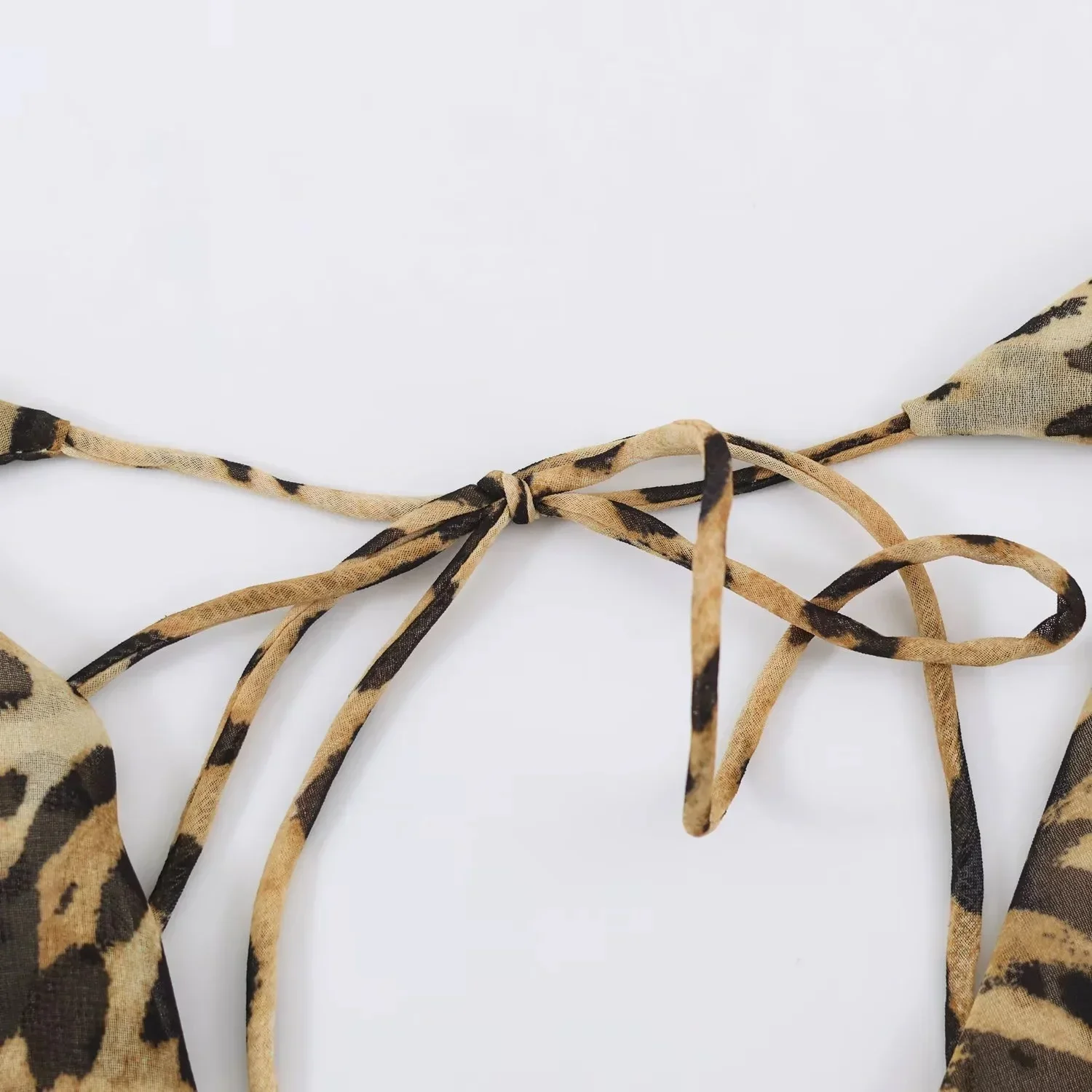 KONDALA Damen Sexy Urlaubs-Leoparden-Rückenfreies Langes Kleid 2026 Sommer Trendiges Strandparty-Neckholder-Kleid Elegantes Schwingendes Neck-Kleid – Detail 6