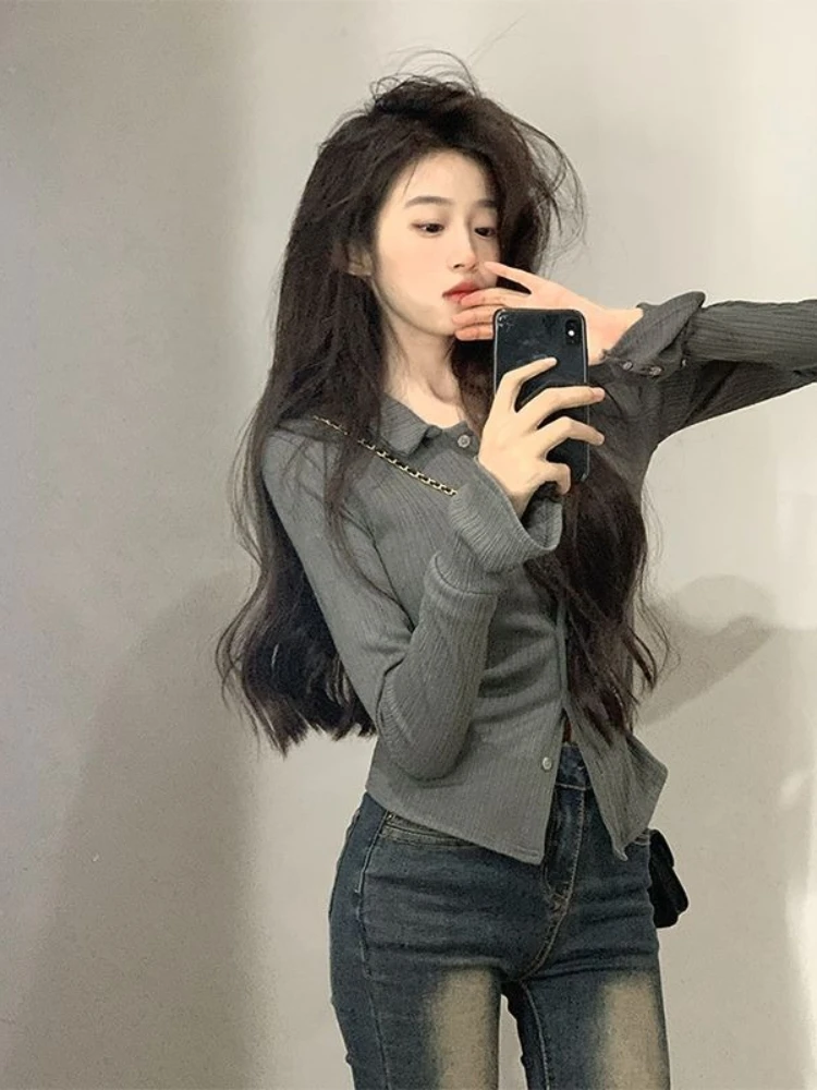 

Модный приталенный топ-поло для женщин из осенне-зимней коллекции Pure Desire с квадратными плечами, подчеркивающий фигуру ​