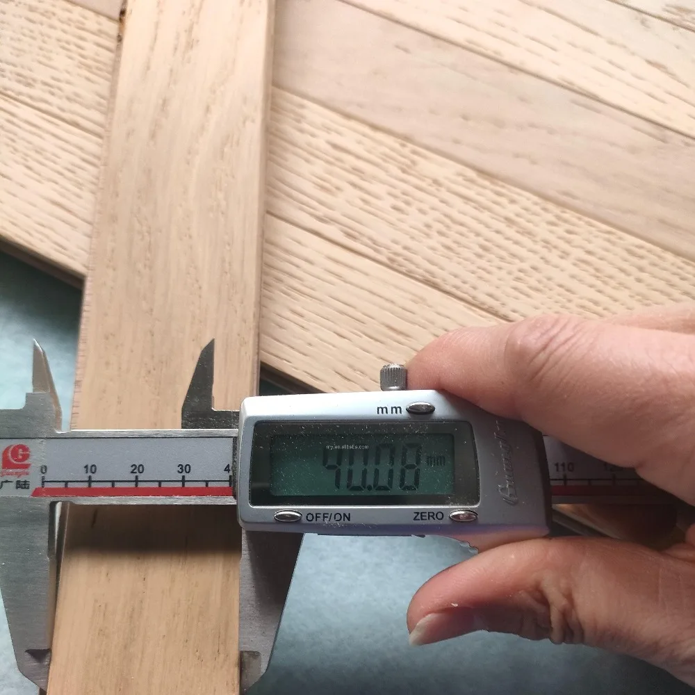 Versión personalizada del piso en espiga, piso de madera dura de roble diseñado con tiras cepilladas finas y modernas