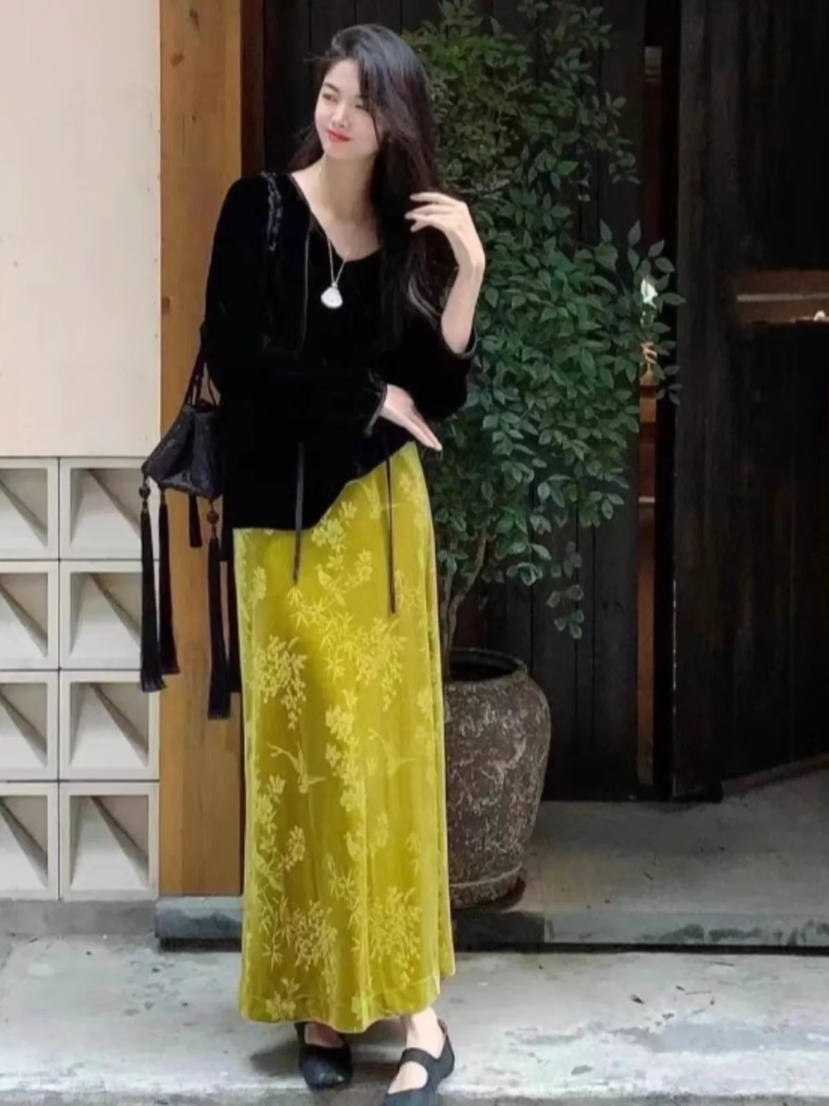 

Новая китайская бархатная юбка f, женская осенне-зимняя драпированная юбка трапециевидной формы с высокой талией, прямой крой, утягивающая одношаговая юбка