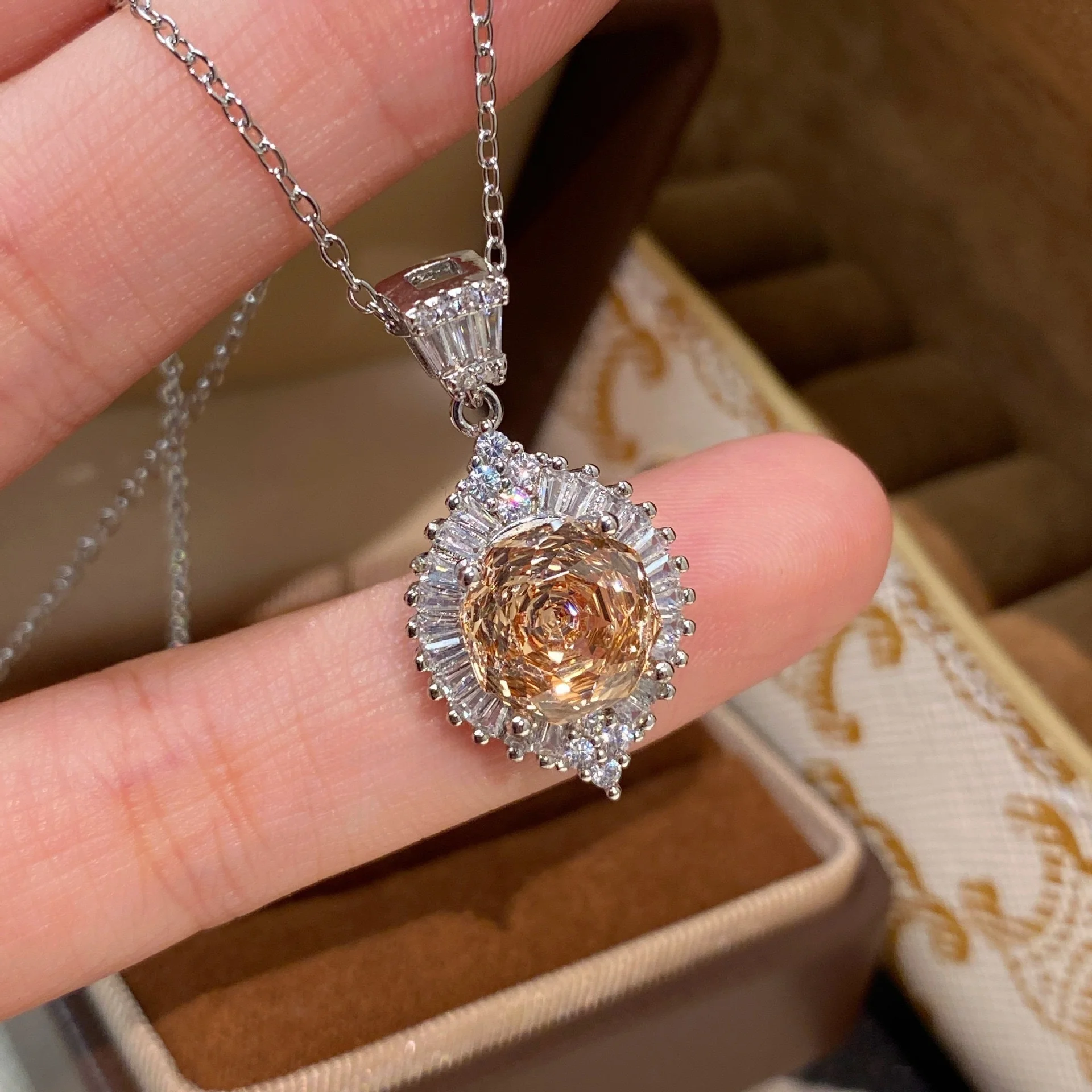 925 Sterling Silber Luxuriöser Moderner Achteckiger Millennium-Rosenschliff Eisdiamant-Anhänger mit Vollbesatz Schlüsselbeinkette für Damen – Detail 6