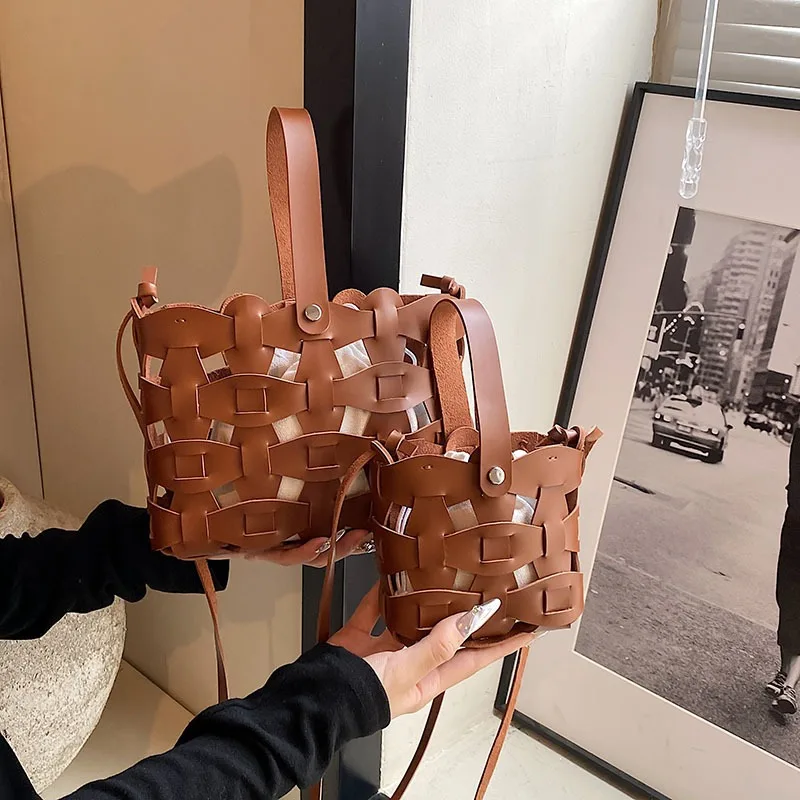 حقيبة مجوفة منسوجة يدويًا للسيدات لصيف 2025 بتصميم متخصص جديد نظام موري مائة مع حقائب دلو يدوية من الجلد الناعم #4