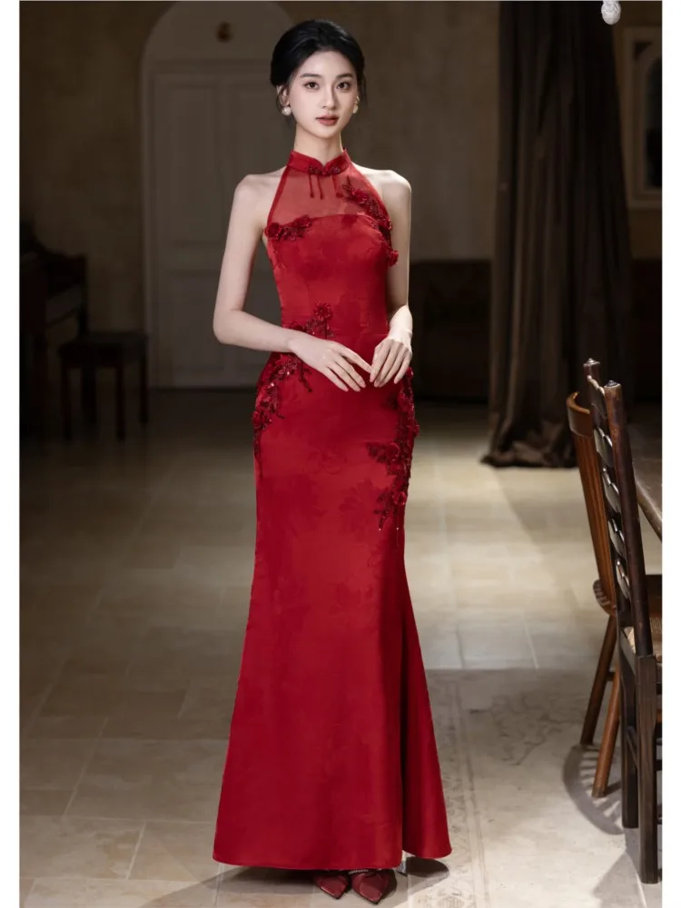 

A new body-hugging red dress with fishtail style for toasting