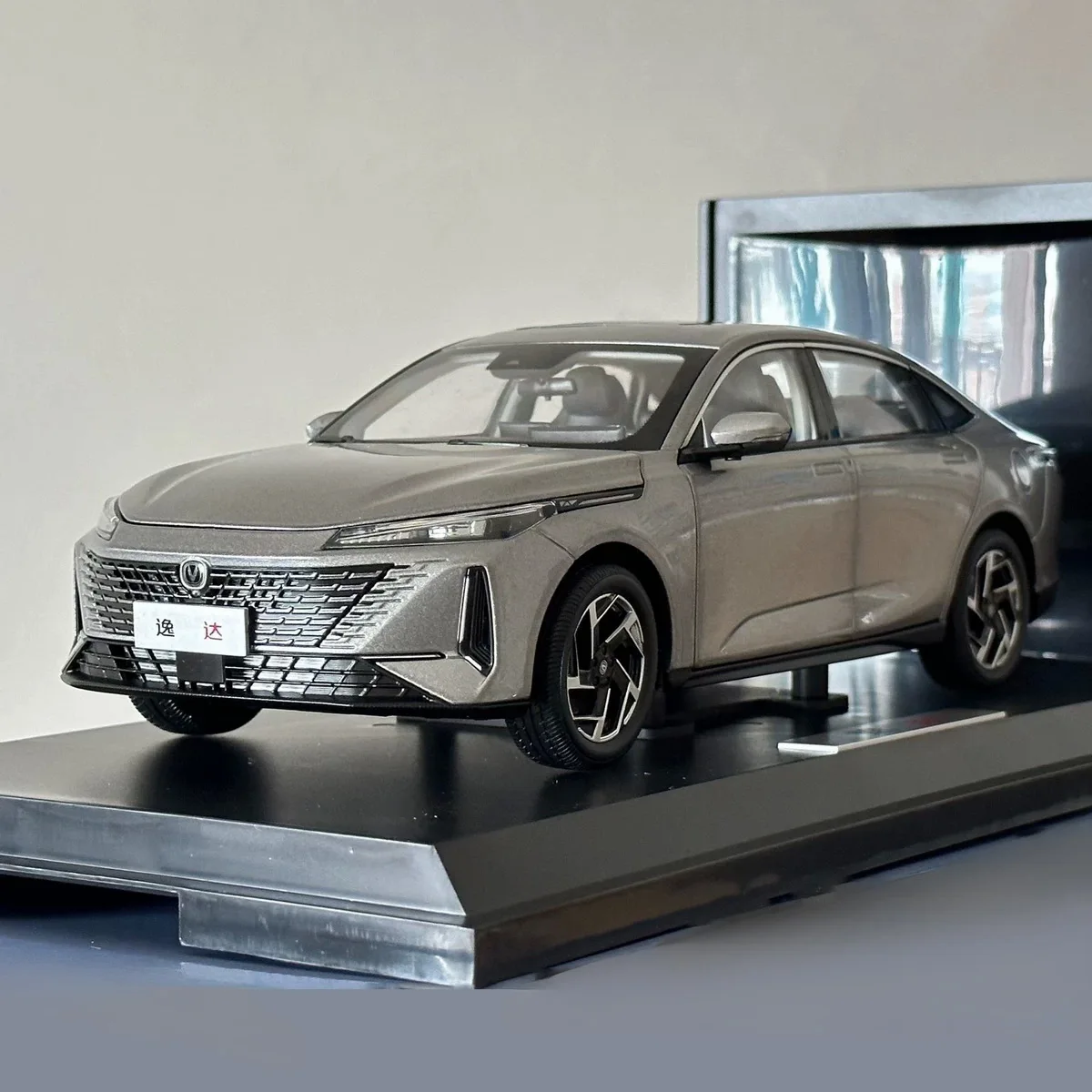 

Lamore Alloy Simulation Car Model,CCAG Decoration,Die-Cast Metal Replica,Adult Collectible,Boy Gift,Green,Grey,1: 18