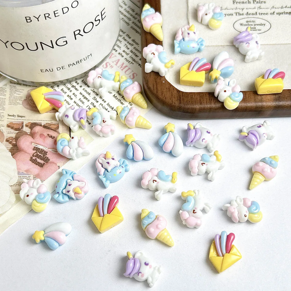 20 Stück Cartoon-Farbige Pony-Harz-Nagelcharms 3D Kreative Niedliche Eiscreme-Klebstoff-Nagelkunst-Dekorationen DIY Handyhülle