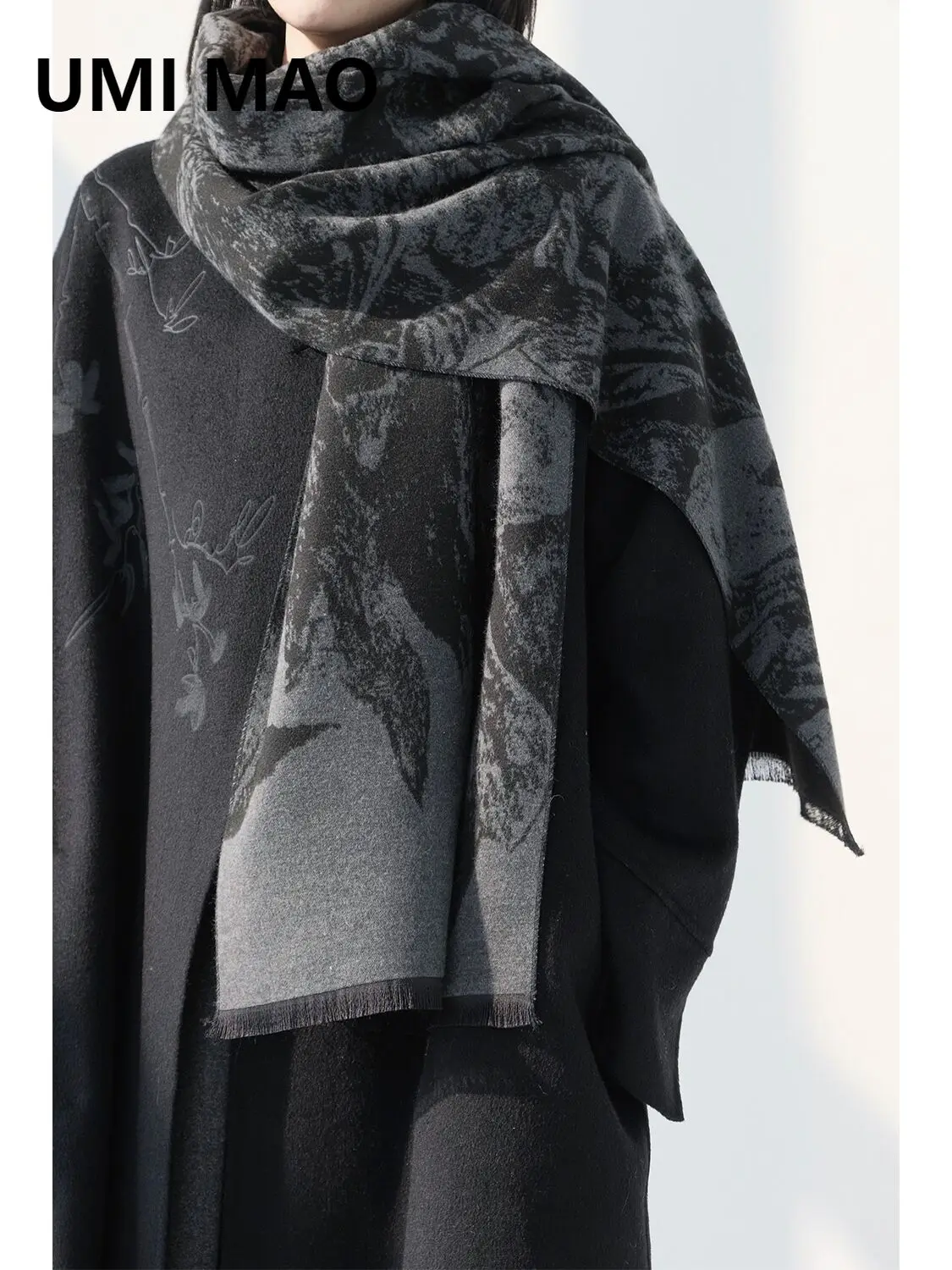 

UMI MAO Small And Niche Dark Style Abstract Water Ink Shawl Soft And Skin Friendly Double-sided Knitted Warm Scarf