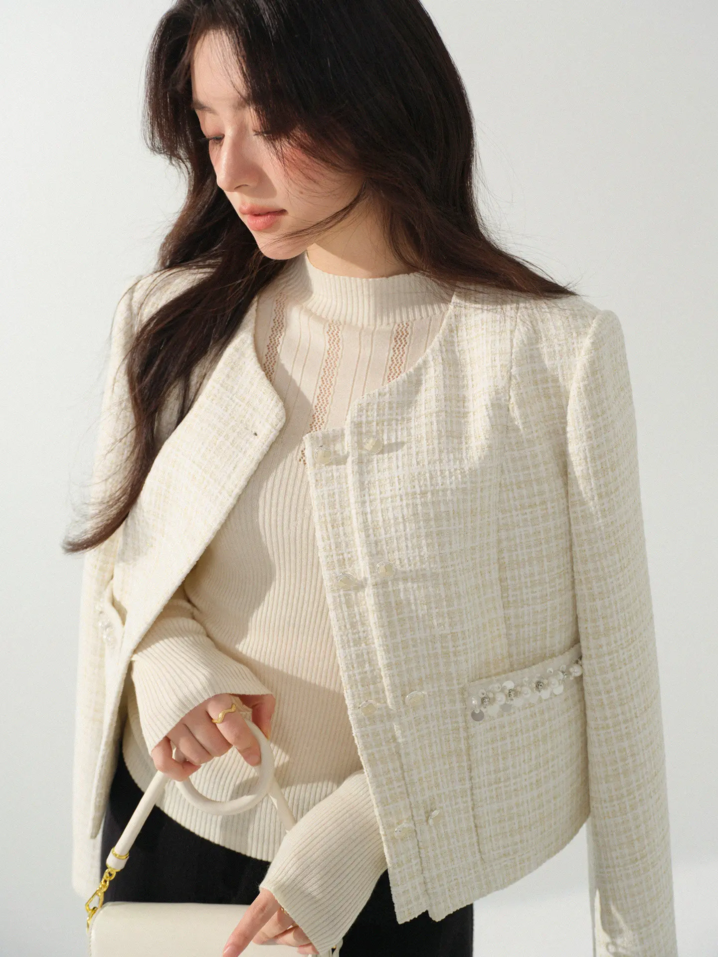 เสื้อแจ็คเก็ตสั้นผ้าทวีดสำหรับผู้หญิง สไตล์หรูหรา ทันสมัย ทรงครอป เหมาะสำหรับใส่ในฤดูใบไม้ผลิ สวมใส่สบายๆ ในชีวิตประจำวัน หรือใส่ไปทำงาน