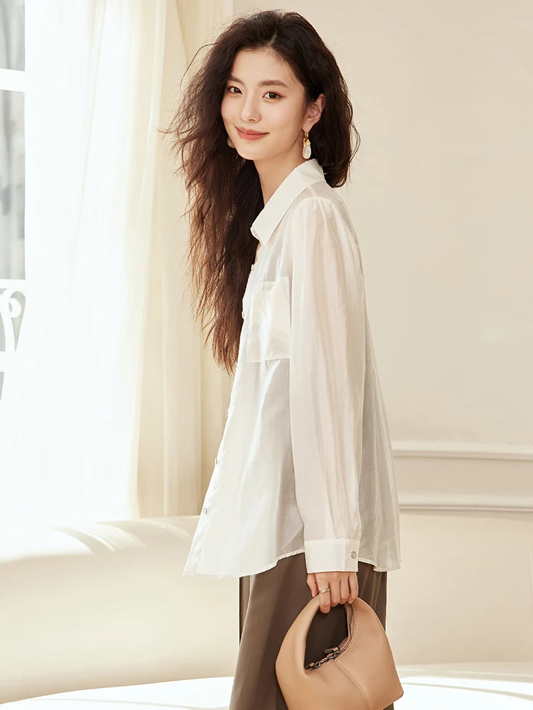 เสื้อเชิ้ตผ้าไลโอเซลล์สีเบจทรงหลวมสไตล์เกาหลีสำหรับผู้หญิง ฤดูร้อน 2025 ป้องกันแสงแดด เสื้อบางเบาสำหรับสุภาพสตรีทันสมัย