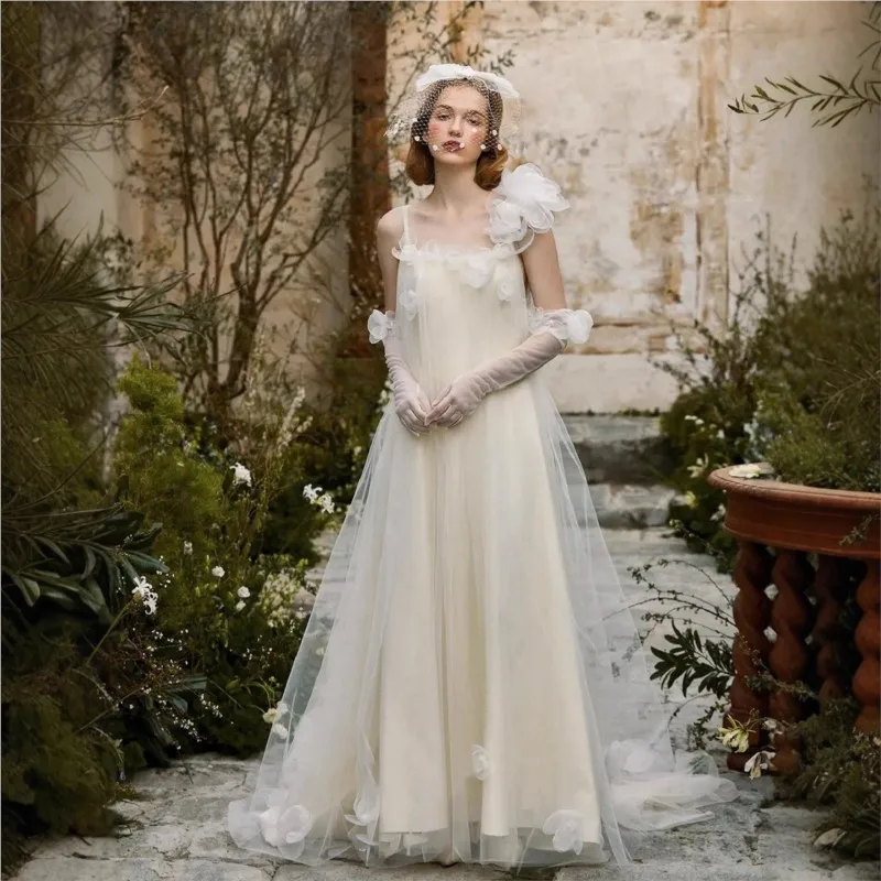 

A light luxury morning dress with an ethereal and niche adult for going out