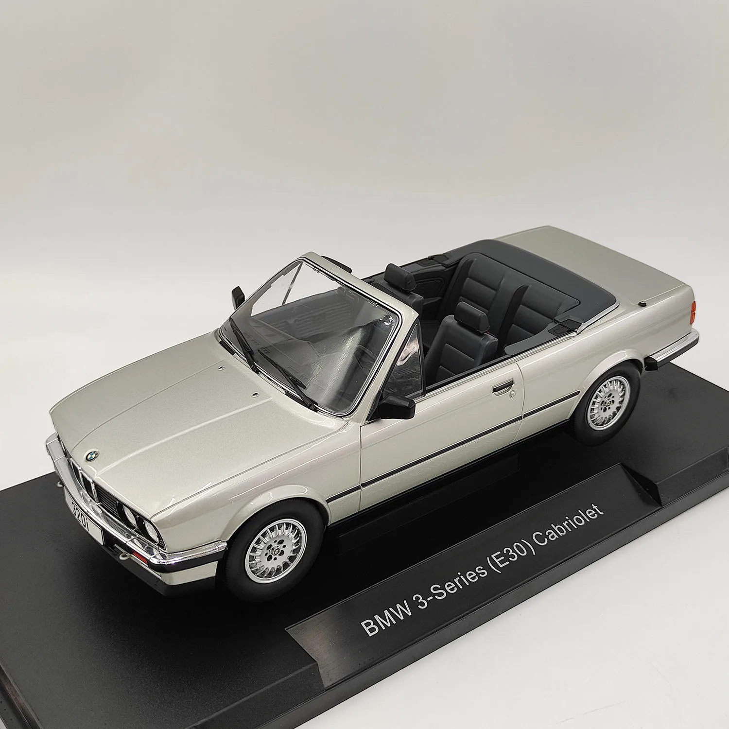 Diecast MODELCAR 1/18 Schaal BMW 3-serie E30 Converteerbare Legering Model Auto Collectible Toy Gift Souvenir Display Ornament