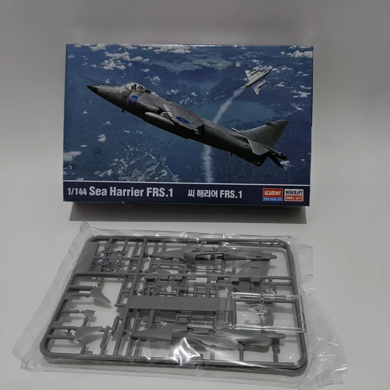 Académie AC12657 1/144 échelle grande-bretagne Sea Harrier FRS.1 Kit de modèle d'avion