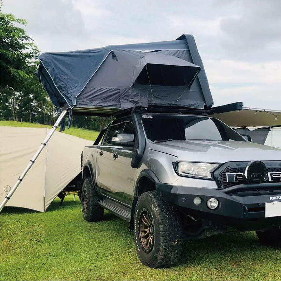 Wareda OEM Outdoor 1-3 Person Polycotton Waterproof 4x4 Off-road Travelling Foldable Car Truck Camping Hard Shell Roof Top Tent