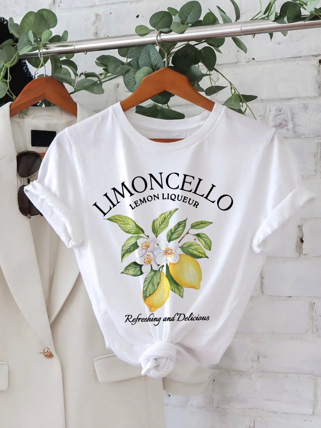 تي شيرت نسائي مطبوع عليه رسومات Limoncello Lemon Liqueur - قميص كاجوال بأكمام قصيرة ورقبة دائرية مع تصميم ليموني وزهور