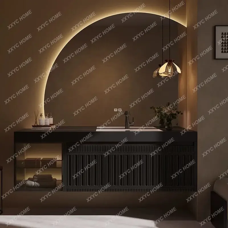

Новый комплект мебели для ванной комнаты в гостиничном стиле из дуба с интегрированной раковиной из каменной плиты для мытья рук и лица.