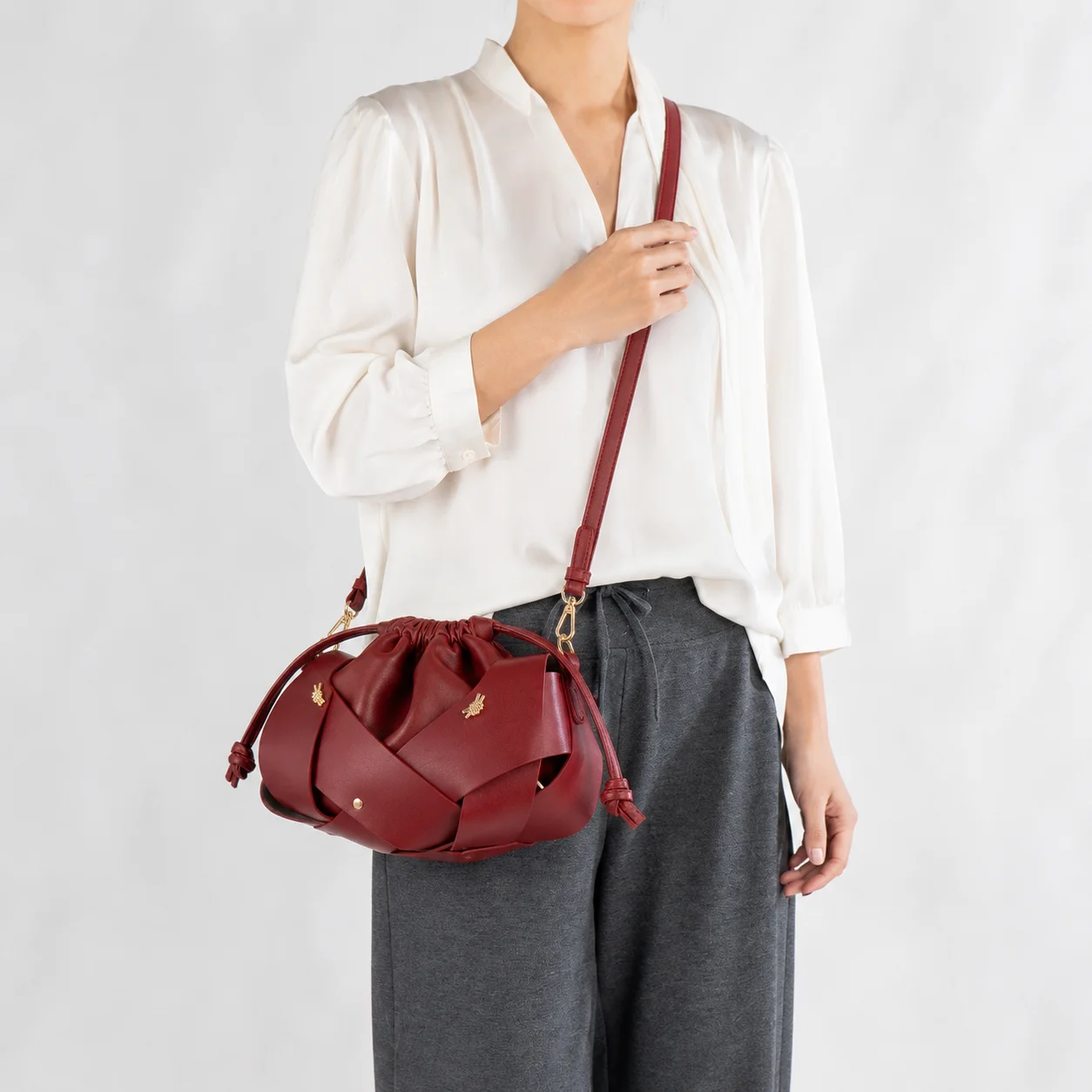 Women Woven Bucket Bag PU Leather Drawstring Handbag Detachable Shoulder Strap Crossbody Purse Fashion Small Tote Bag