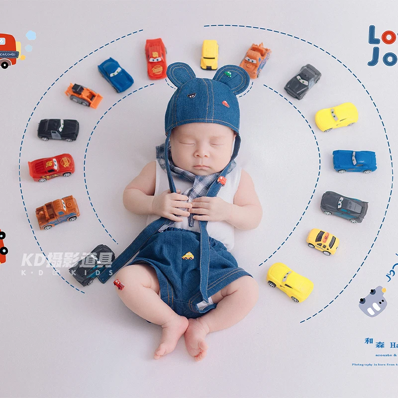 set-fotografico-per-neonati-pantaloncini-in-denim-maglietta-bianca-senza-maniche-cappello-15-mini-accessori-auto-outfit-per-foto-neonato