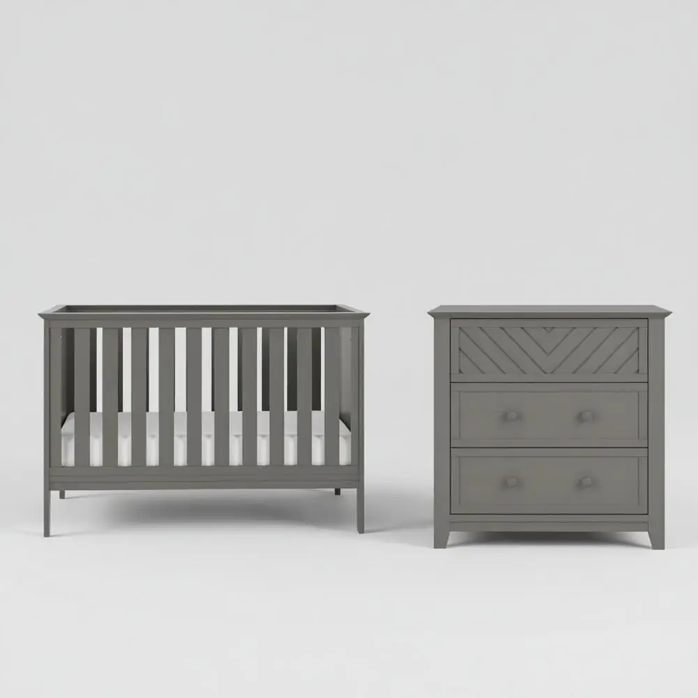 

Детский набор из 2 предметов: кроватка 3-в-1 и комод с 3 ящиками лунного серого цвета, регулируемый для роста ребенка.