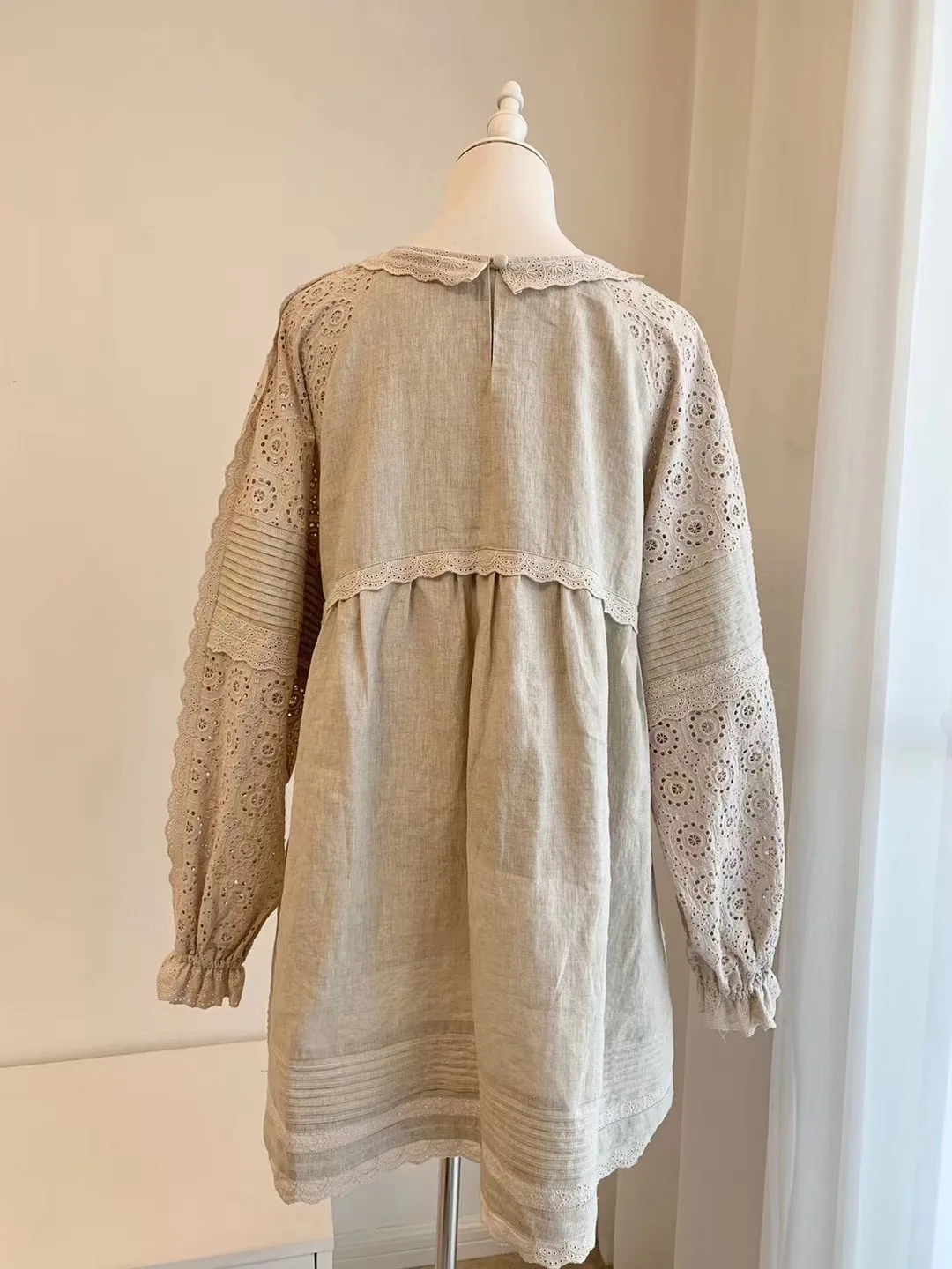 Vestido corto de manga larga para mujer, bordado, ahuecado, cuello en V, botones, pliegues, corte ondulado, dobladillo