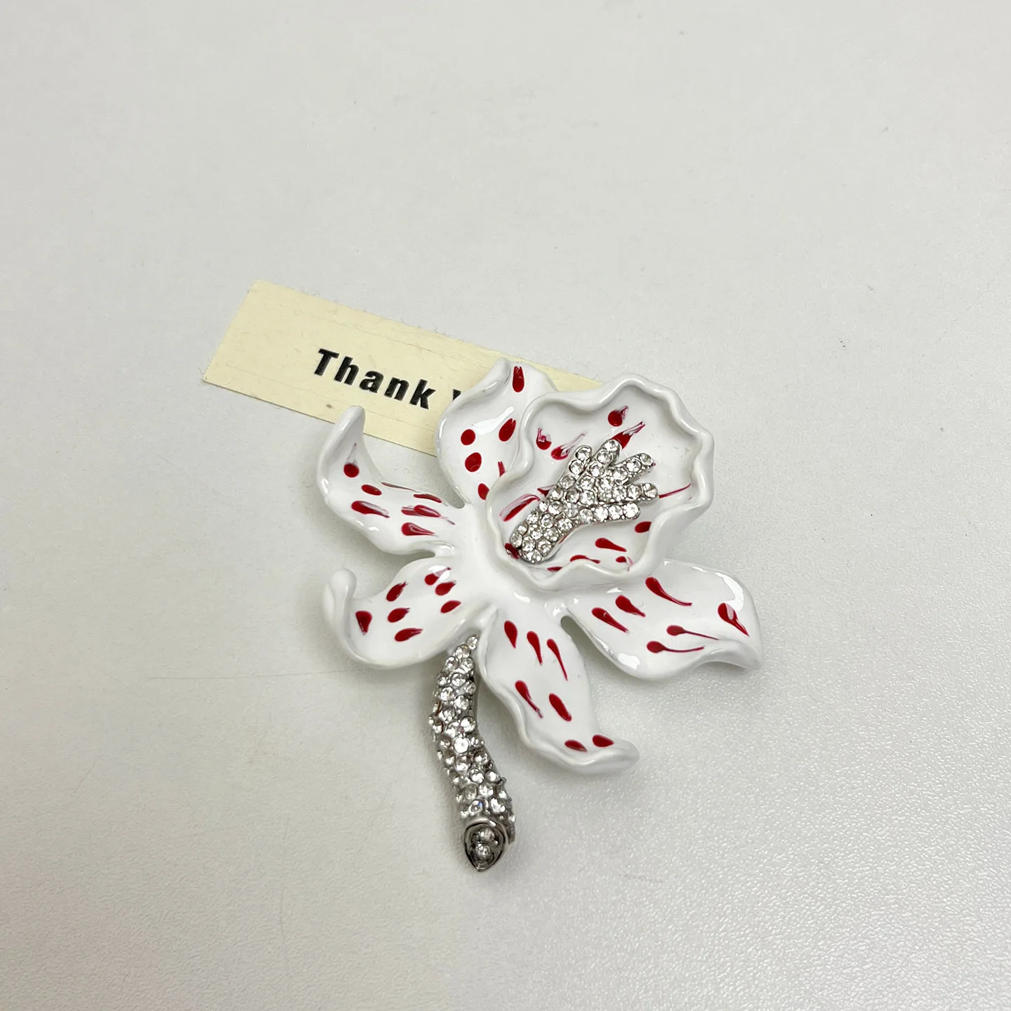 

Винтажная металлическая брошь с эмалью и стразами в виде орхидеи и лилии для женщин, элитная булавка для костюма, элегантный аксессуар