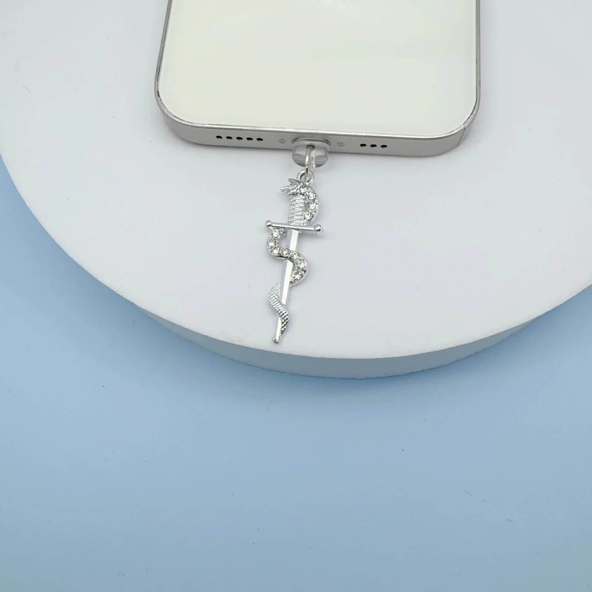 Diseño de espada, tapón antipolvo para teléfono, garra bonita, accesorio de diamante para teléfono, decoración colgante para interfaz de carga tipo C de IPhone