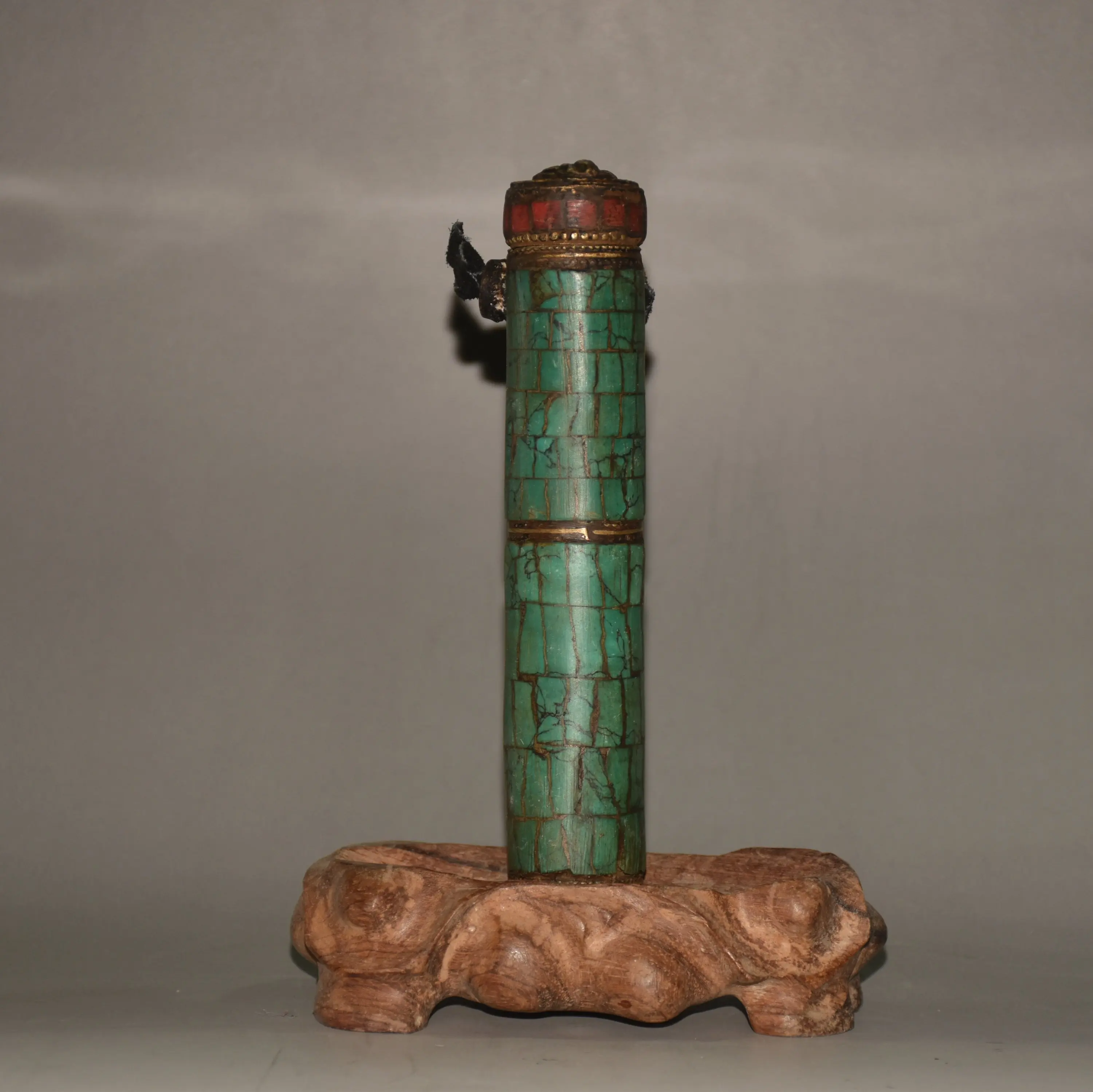China Nepali copper tire inlaid with green pine and Korean pine box with small ornaments in the instrument box.