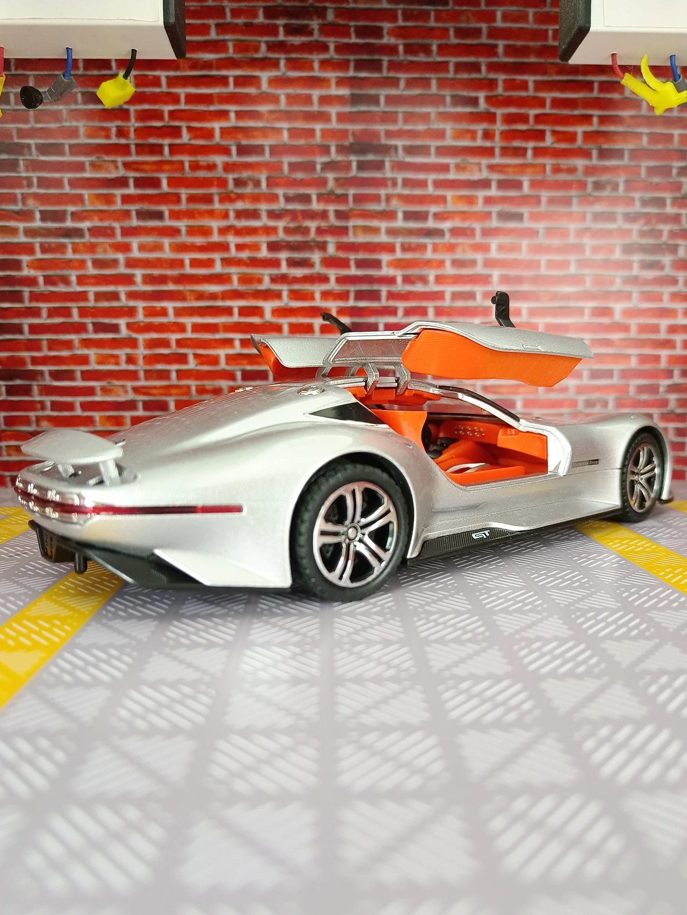 1:24 Mercedes AMG VISION GT alloy car model ornament doors on both sides that can be opened has simulated sound and lighting