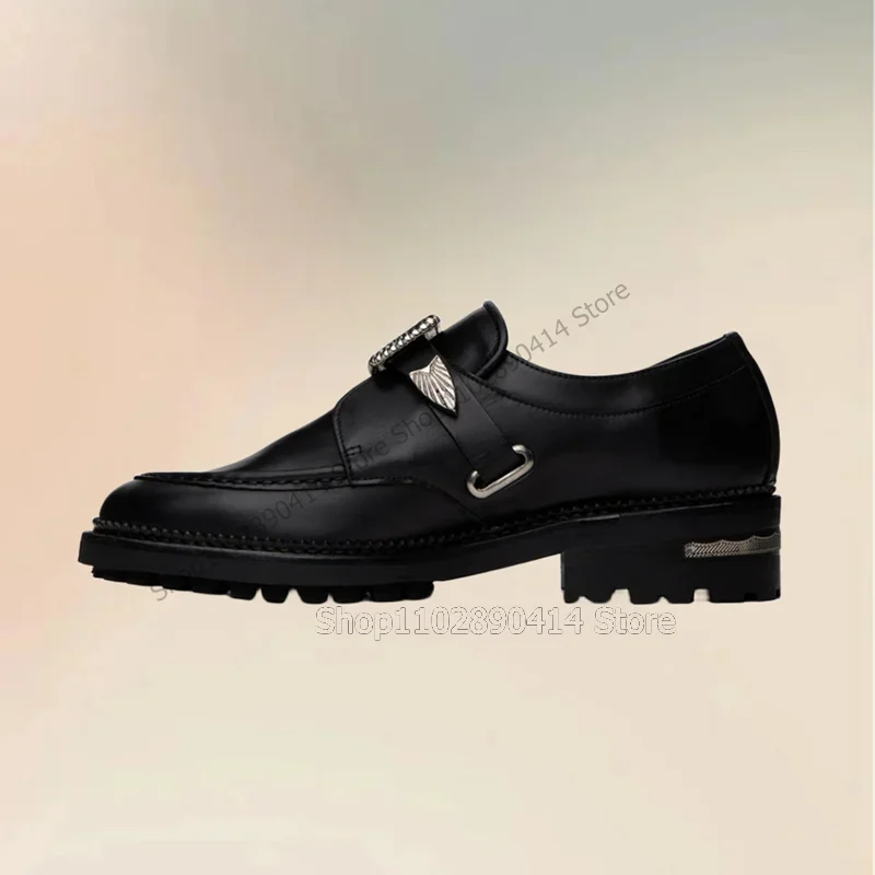 รองเท้าโลฟเฟอร์ผู้ชายแบบสวม ดีไซน์เย็บตกแต่งหัวเข็มขัดโลหะสีดำขาว แฟชั่นหรูหรา ทำมือ เหมาะสำหรับงานปาร์ตี้ งานเลี้ยง และใส่ลำลอง