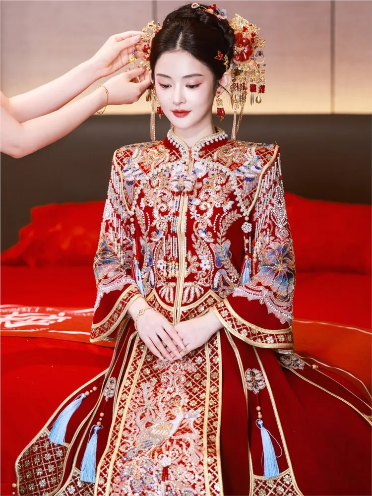 

New Chinese-style wedding dress for brides featuring a phoenix crown and red veil