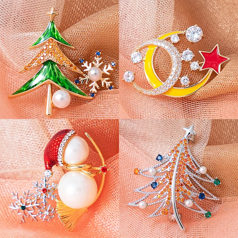 

Luxury Rhinestone Christmas Tree Brooches Simulated Pearl Snowman Pin Snowflake Moon Star Winter Jewelry Women Designer Gifts