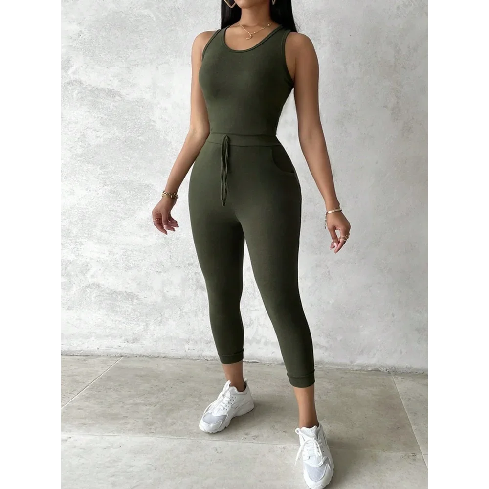 

Женская майка больших размеров и брюки с круглым вырезом на шнурке