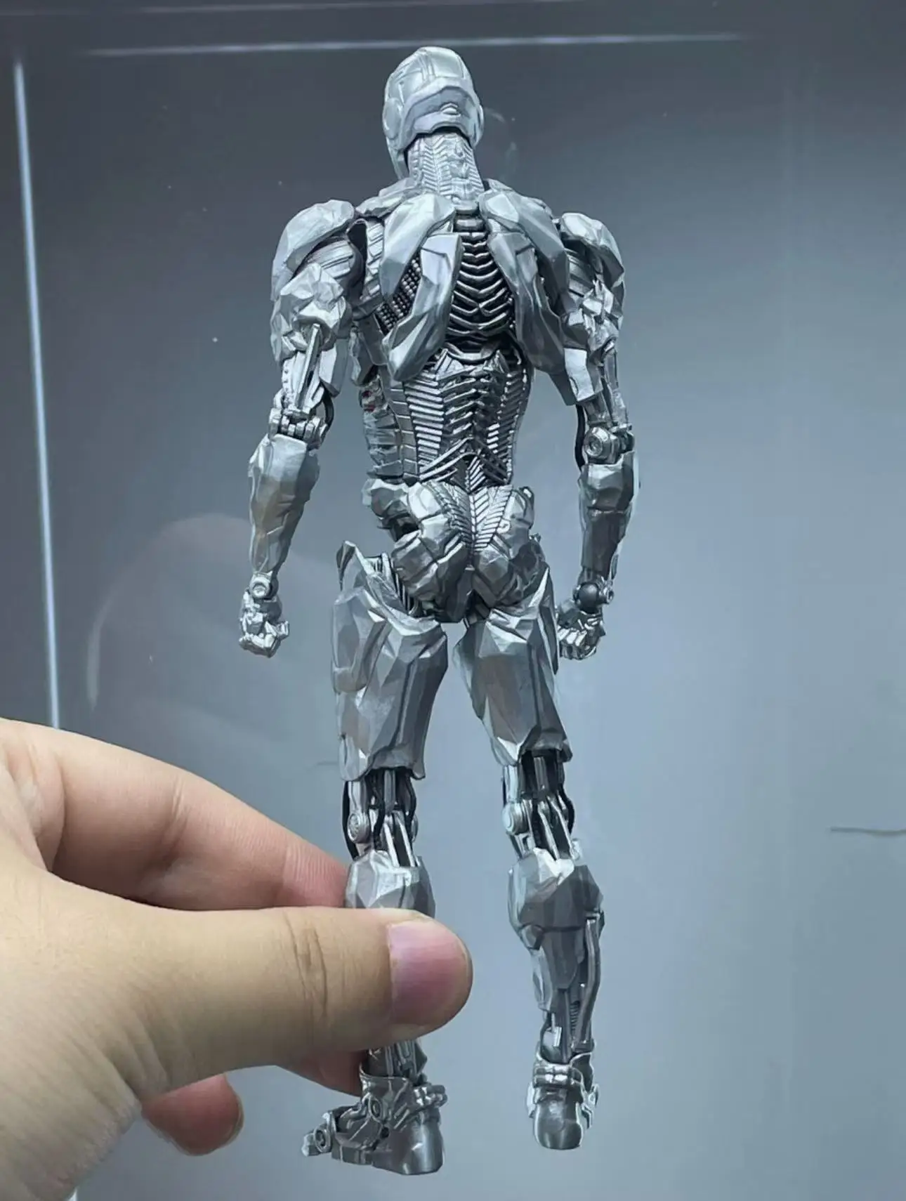 En stock MAFEX Zack Snyder Justice League Cyborg 2.0 Figurine d'action de 6 pouces