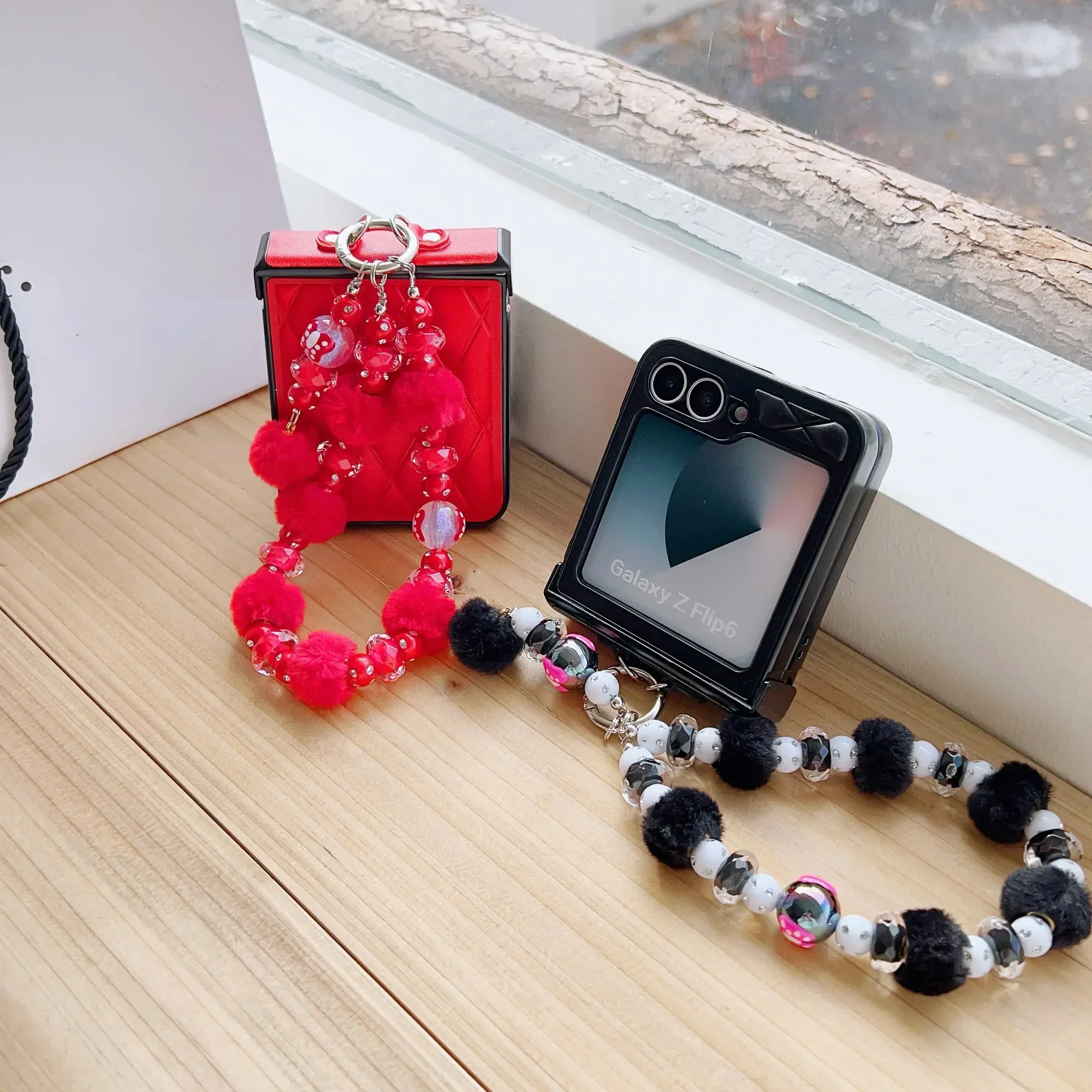 

Ремешок на запястье с блестящими бусинами, милый чехол для телефона из искусственной кожи для Samsung Galaxy Z Flip 6 5 4 3, противоударный чехол с защитой от шарниров