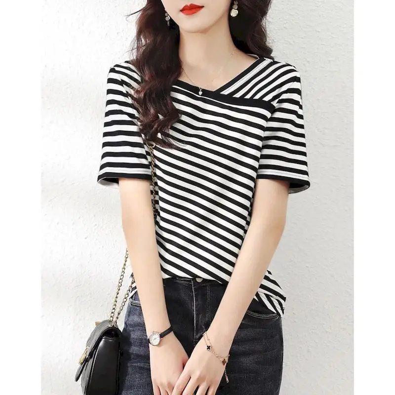 Casual Stripe T-shirts Women Fashion Design V-neck T Shirt 2024 Summer Trend Thin Comfortable Breathable Tshirt Short Sleeve Top