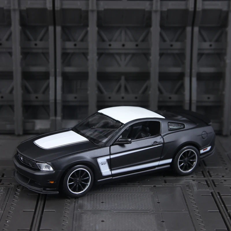 Maisto 1:24 Simulated 2012 Ford Wild Boss 302 alloy supercar model with doors and hood that can be opened as static car ornament