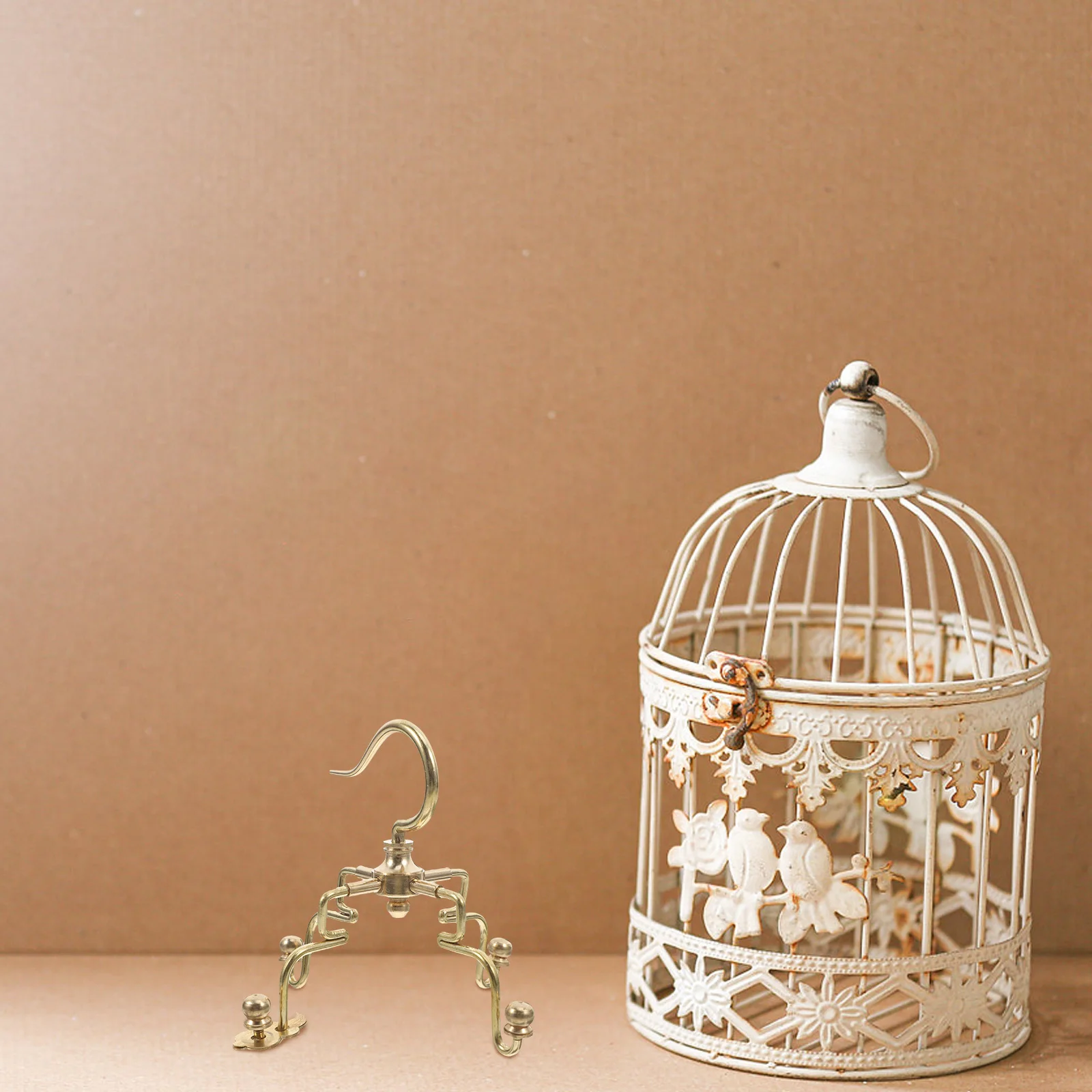 إكسسوارات صينية تقليدية عتيقة للطيور النحاسية المتينة لأقفاص الطيور الصغيرة للاستخدام الداخلي والخارجي شماعة معدنية موثوقة وآمنة