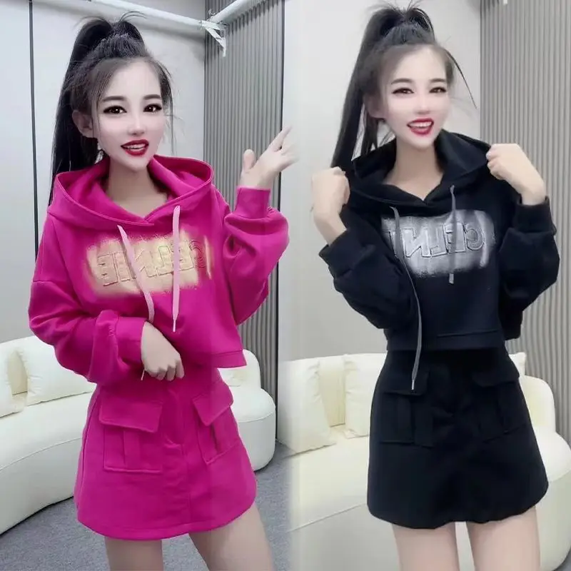 

Модный комплект с короткой толстовкой, корейская версия 2025, свободная повседневная модная толстовка с капюшоном, короткая юбка, комплект из двух предметов для женщин