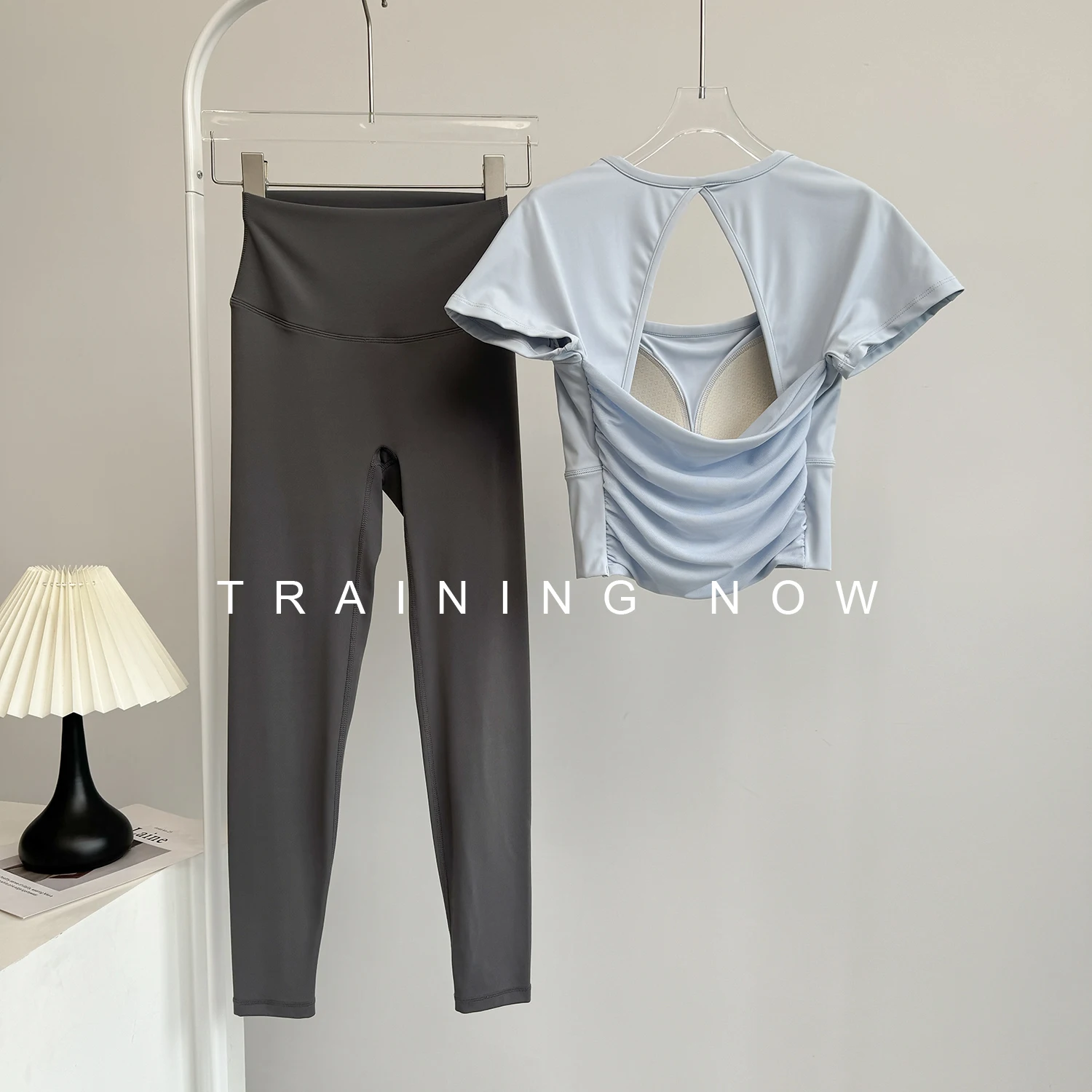 

High-value sports suit for women in summer slim fit yoga training with chest pad short sleeves fashionable running fitness suit