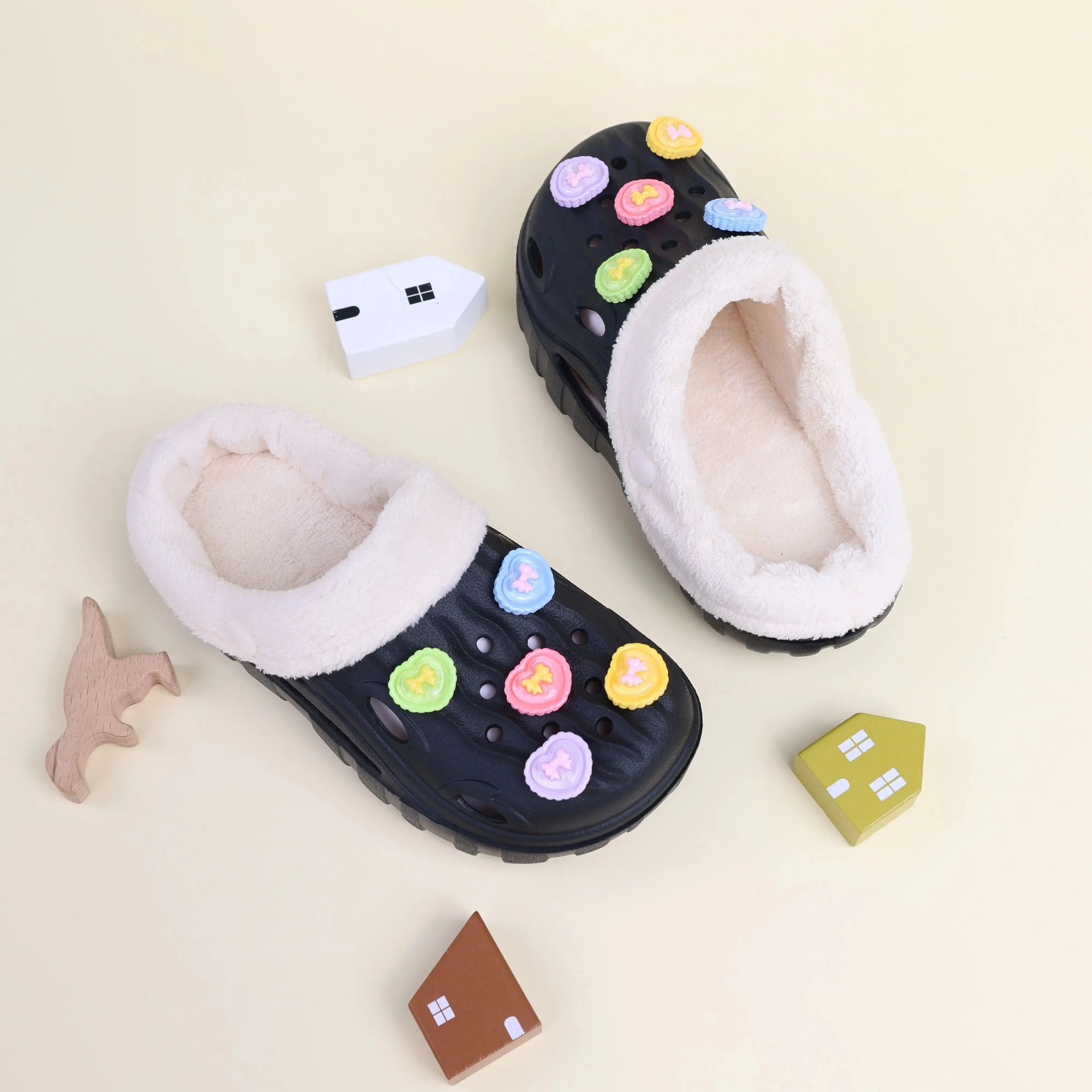 

A Pair of Black Clogs, Children's Slippers, Autumn and Winter Cotton Slippers, Indoor Home Use, Fleece-Lined, Warm, Non-Slip Cotton Shoes