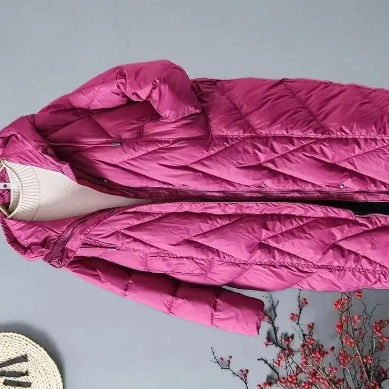 เสื้อแจ็คเก็ตผ้าฝ้ายบุใยดาวน์สำหรับผู้หญิง รุ่นใหม่ ฤดูหนาว ปี 2025 ทรงหลวม หนา มีฮู้ด ยาวคลุมเข่า เสื้อโค้ทผ้าฝ้ายบุใยดาวน์สำหรับผู้หญิง อุ่นสบาย