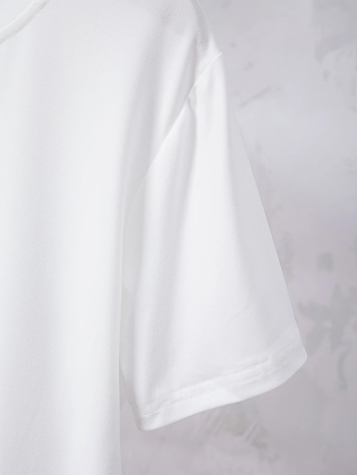 تي شيرت نسائي كلاسيكي مطبوع عليه سانتا كلوز مع شعار "أخبرني ما تريده" - بلوزة بأكمام قصيرة لعيد الميلاد باللونين الأبيض والأحمر