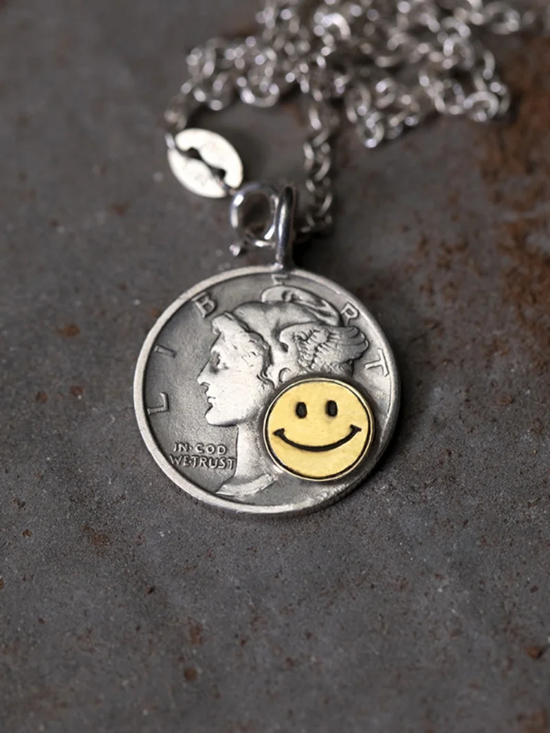 ciondolo-in-argento-fatto-a-mano-piccoli-accessori-collana-con-volto-regali-per-coppie-e-amici-design-creativo-piccolo-eroe-volante-da-10-centesimi