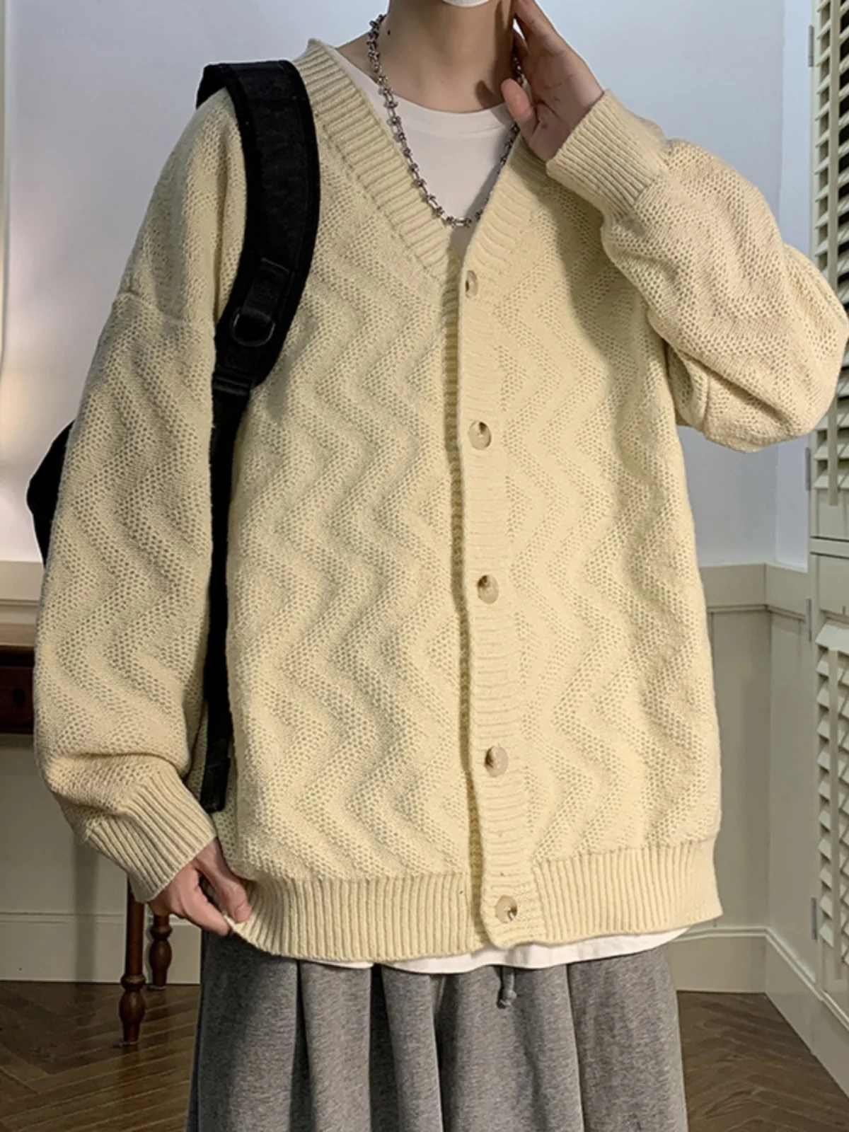 

Модный вязаный кардиган мужской, осенний, новый, в винтажном японском стиле, из крученой пряжи, с V-образным вырезом, длинными рукавами, повседневный, свободный крой.