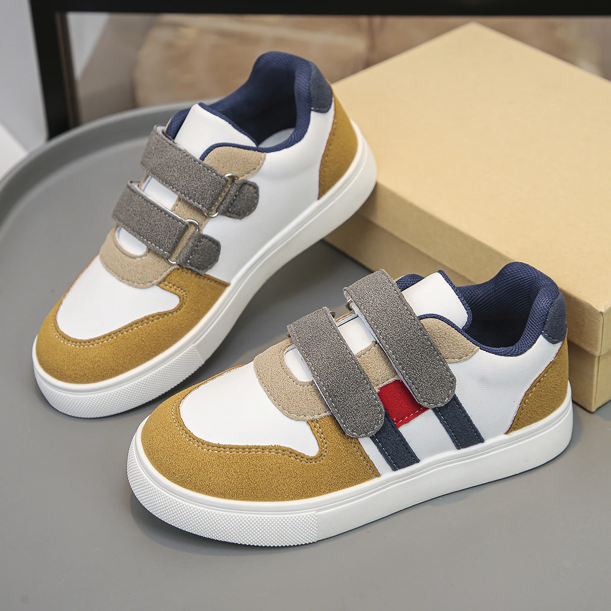 A Pair of Fashionable Color-Blocked, Versatile and Comfortable Casual Sports Shoes for Boys and Girls