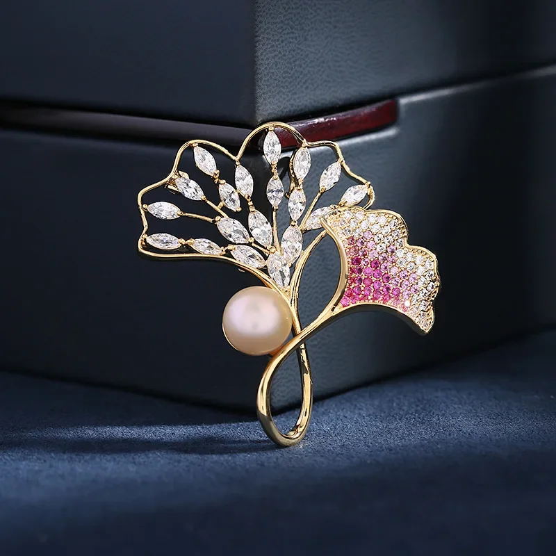 Spilla con foglie di ginkgo con perle d'acqua dolce naturali, nuovo senso del design della spilla a foglia, Tre Vive con albicocca pin9521
